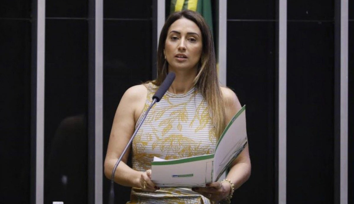 Flávia Arruda é eleita presidente da Comissão Mista de Orçamento do Congresso